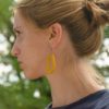 csepp alakú citrom desing bőr fülbevaló antikolt ékszeralaktrésszel női modell fülében