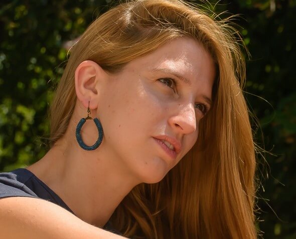 egedi kék színű kör alakú bőr fülbevaló női modell fülében