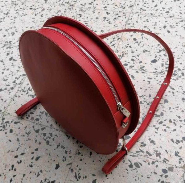 lulla variálható ferrari piros mahabőr táska oldalnézetből nikkel fémkellékekel és cipzárral