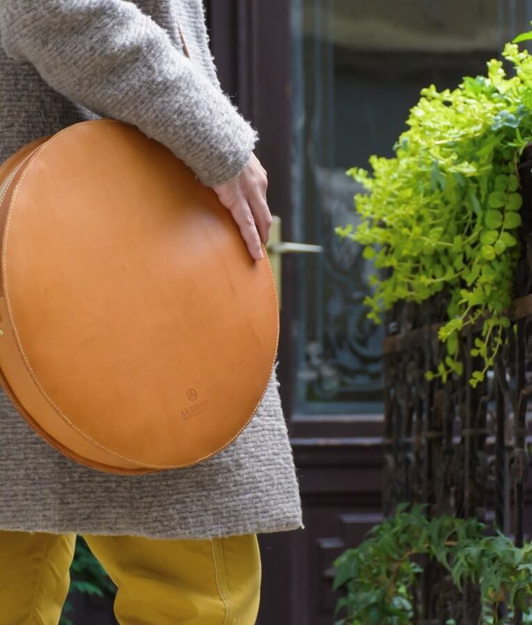 Lulla kör alakú desing táska natúr színű bőrből női modellen budapesti gangon