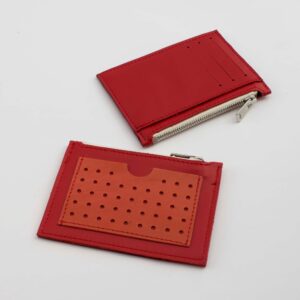mitta mini női bőr pénztárca előlről és hátulról piros színben. cipzáros aprópénz tartóval és eper színű kártyatartó zsebekkel