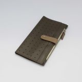 Mitta női valódi bőr pénztárca, hosszúkás fazon. oliva-beige színkombinációban. Oldalról fotőzva elől lyukacsos telefon zsebbel, bőrpánttal