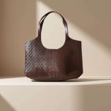 dalmant nyomott mintás széles fazonú shopper táska installáción fotózva. Barna színű