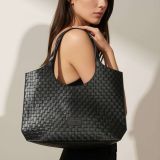 dalmant nyomott mintás széles fazonú shopper táska női modell vállán fotózva.Fekete színű