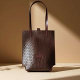 Davod nyomott mintás shopper táska barna színben karamell színű semleges háttérrrel